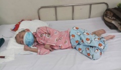 Nước mắt người cha có con lớn xuất huyết não, con út cho người khác nuôi
