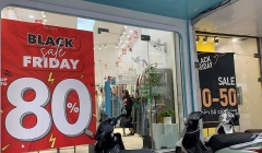 Hà Nội: Nhiều cửa hàng giảm giá sâu trong ngày Black Friday