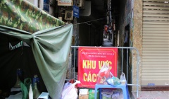 Chăng dây tại các ổ dịch 'nóng' ở Hà Nội như thời cả thành phố cách ly