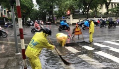 Hà Nội: Mưa lớn gây ngập nặng nhiều tuyến phố, giao thông ùn ứ