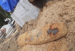 Đào móng làm nhà, phát hiện quả bom 250kg