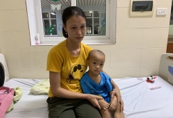 Hai con lần lượt đổ bệnh, cha mẹ bất lực ôm nhau khóc