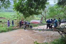 Thanh Hóa: Người dân dựng cầu tre, đưa quan tài qua dòng nước lũ 