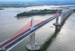 Thông xe chính thức cầu vượt biển dài nhất miền Trung 