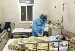 Một ngày của nữ điều dưỡng mang thai tháng cuối ở khu cách ly chống dịch