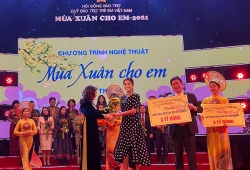 Tiên Nguyễn đại diện IPPG trao tặng Quỹ Bảo trợ trẻ em Việt Nam 3 tỷ đồng