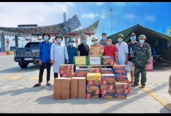 Công ty Centour cùng phóng viên Thương hiệu và Pháp luật trao quà tại chốt chống dịch cầu Bạch Đằng