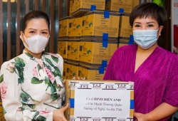Ca sĩ Đinh Hiền Anh tặng 200 bộ test nhanh Covid-19 cho quê hương Nghệ An