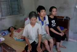 Xót xa cảnh mẹ già hơn 90 tuổi chăm con gái liệt giường và hai cháu ngoại có nguy cơ bỏ học