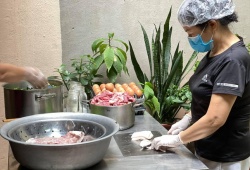 Bếp ăn “đỏ lửa” ngày đêm giúp người nghèo Hà Nội khi giãn cách