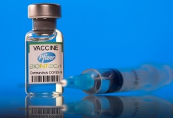 Mỹ cấp phép tiêm vaccine Pfizer mũi thứ 3 cho người lớn tuổi