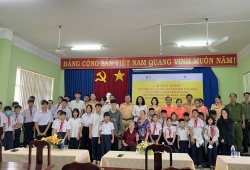 Chi Đoàn cơ sở Cục CSGT phía Nam tổ chức trao tặng quà cho các hoàn cảnh khó khăn tại Côn Đảo