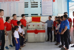 Dai-ichi Life Việt Nam trao tặng hệ thống máy lọc nước uống sạch, quà khuyến học và dinh dưỡng cho học sinh vùng sâu vùng xa tại Quảng Nam