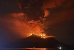 Núi lửa phun trào, Indonesia báo động cao nhất, cảnh báo sóng thần