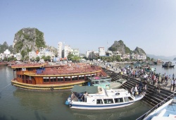 Chú trọng giảm thiểu rác thải nhựa trong phát triển du lịch tại huyện Vân Đồn
