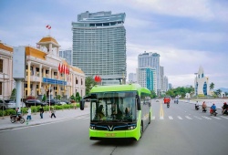 Người dân và du khách Nha Trang hào hứng trải nghiệm buýt điện VinBus