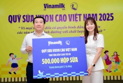 Vinamilk và Quỹ sữa dành tặng 500.000 hộp sữa đến trẻ em nhân dịp 50 năm thống nhất đất nước