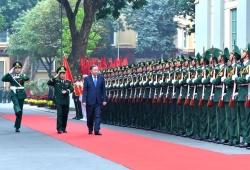 Quân đội nhân dân vững bước dưới cờ Đảng quang vinh 