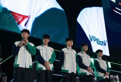 Năng lượng bùng nổ: 6 tiếng khán giả hò reo không ngớt trong buổi fan meeting của T1 tại Hà Nội