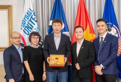 PNJ, báo Tuổi Trẻ tặng huấn luyện viên Kim Sang Sik huy chương làm từ 33 chỉ vàng 24K