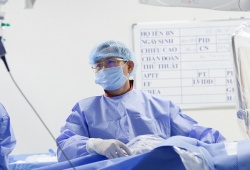 Đang nằm cấp cứu, bác sĩ vẫn rời giường bệnh tới phòng can thiệp cứu bệnh nhân “ngàn cân treo sợi tóc”