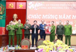Lãnh đạo UBND Thành phố thăm, chúc Tết Công an phường Tây Hồ nhân dịp Xuân Bính Ngọ 2026