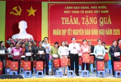 Phó Thủ tướng Hồ Quốc Dũng thăm, tặng quà Tết gia đình chính sách, công nhân khó khăn tại Gia Lai