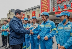 Thủ tướng lì xì, chụp ảnh, động viên công nhân môi trường ngày giáp Tết
