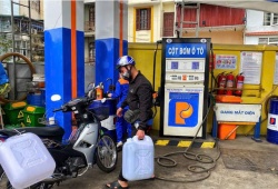 Xuất hiện tình trạng người dân Campuchia, Lào sang Việt Nam mua xăng dầu