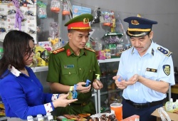 Hà Tĩnh kiểm tra, xử phạt các cửa hàng kinh doanh hàng hóa không rõ nguồn gốc trước các cổng trường học