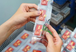 Giá vàng hôm nay 12/4: Vàng trong nước giảm, thế giới tăng mạnh