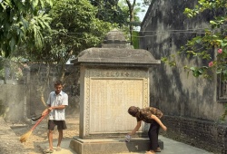 Bia cổ hơn 300 năm ở Thanh Hóa thành tường rào nhà dân