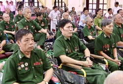 Thủ tướng yêu cầu hoàn thành trao quà cho người có công trước ngày 28/4