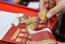 Giá vàng hôm nay 23/5: Giảm nhẹ do đồng USD tăng lên