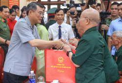 Thủ tướng Lê Minh Hưng thăm và tặng quà thương binh, bệnh binh tại Ninh Bình