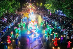 'Biển người' đội mưa sôi động cùng lễ hội đường phố Carnival lớn nhất Nghệ An