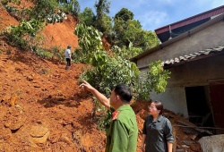 Thái Nguyên: Đất đá sạt lở xuyên tường nhà dân, 4 hộ phải di dời