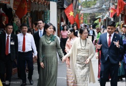 Phu nhân Tổng Bí thư, Chủ tịch nước Tô Lâm và Phu nhân Tổng thống Myanmar thăm làng lụa Vạn Phúc