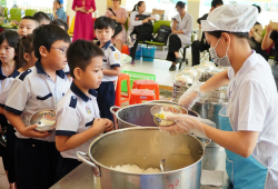 Hà Nội yêu cầu rà soát toàn bộ bữa ăn bán trú, báo cáo trước ngày 20/9