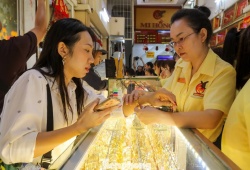 Giá vàng hôm nay 8/10: Vàng thế giới rơi thẳng đứng, SJC chịu áp lực giảm