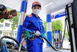 Giá xăng tăng tiếp, xăng E10 vượt 28.000 đồng/lít