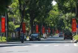 Hà Nội rực rỡ sắc đỏ chào mừng 72 năm Ngày Giải phóng Thủ Đô 10/10