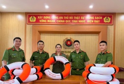 Ciputra HaNoi trao tặng 100 phao cứu sinh cho Công an phường Phú Thượng tăng cường công tác cứu nạn cứu hộ địa bàn 