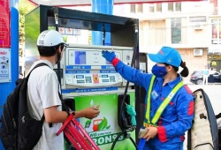 Giá xăng E10 hôm nay giảm hơn 1.200 đồng/lít từ 15h chiều