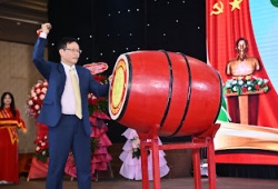 Trường Cao đẳng Công thương Việt Nam trao tặng hơn 500 máy tính xách tay cho tân sinh viên