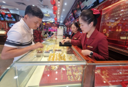 Giá vàng hôm nay 21/10: Vàng trong nước giảm sâu, áp lực vĩ mô bủa vây giá thế giới