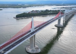 Thông xe chính thức cầu vượt biển dài nhất miền Trung 