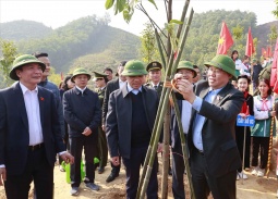 Chủ tịch Quốc hội Vương Đình Huệ dự lễ phát động thi đua và Tết trồng cây tại Tuyên Quang