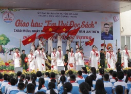 Trường Tiểu học Quang Trung chào đón diễn giả Nguyễn Quốc Vương trong chương trình “Em vui đọc sách”