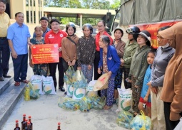 Quảng Ninh trao 16 tấn nhu yếu phẩm hỗ trợ người dân Nghệ An và Thanh Hóa khắc phục thiệt hại do bão số 10